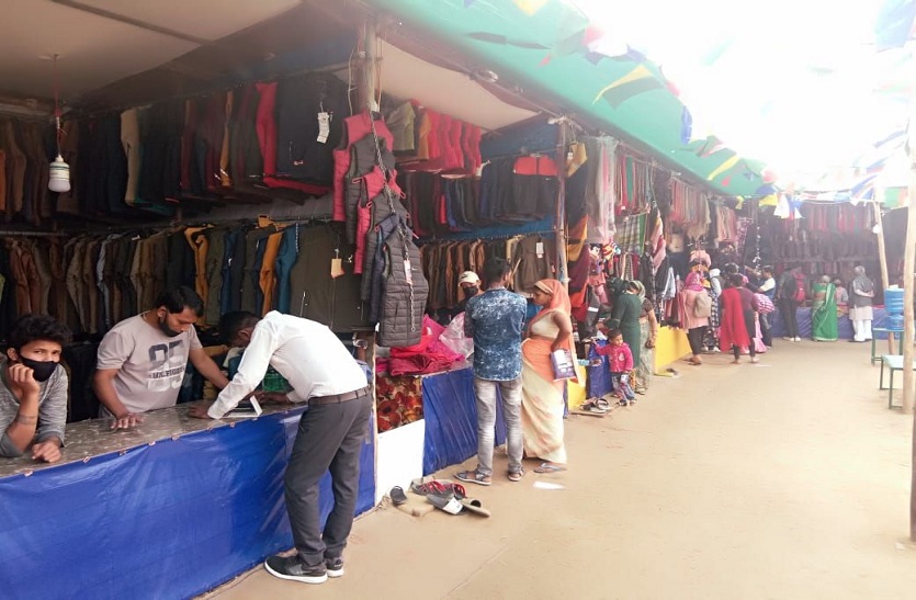 यहां 14 वर्ष से ग्रामीण हाट में सजता है तिब्बती बाजार