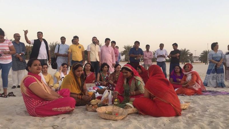 delhi despite ban devotees perform chhath puja at ghats of yamuna