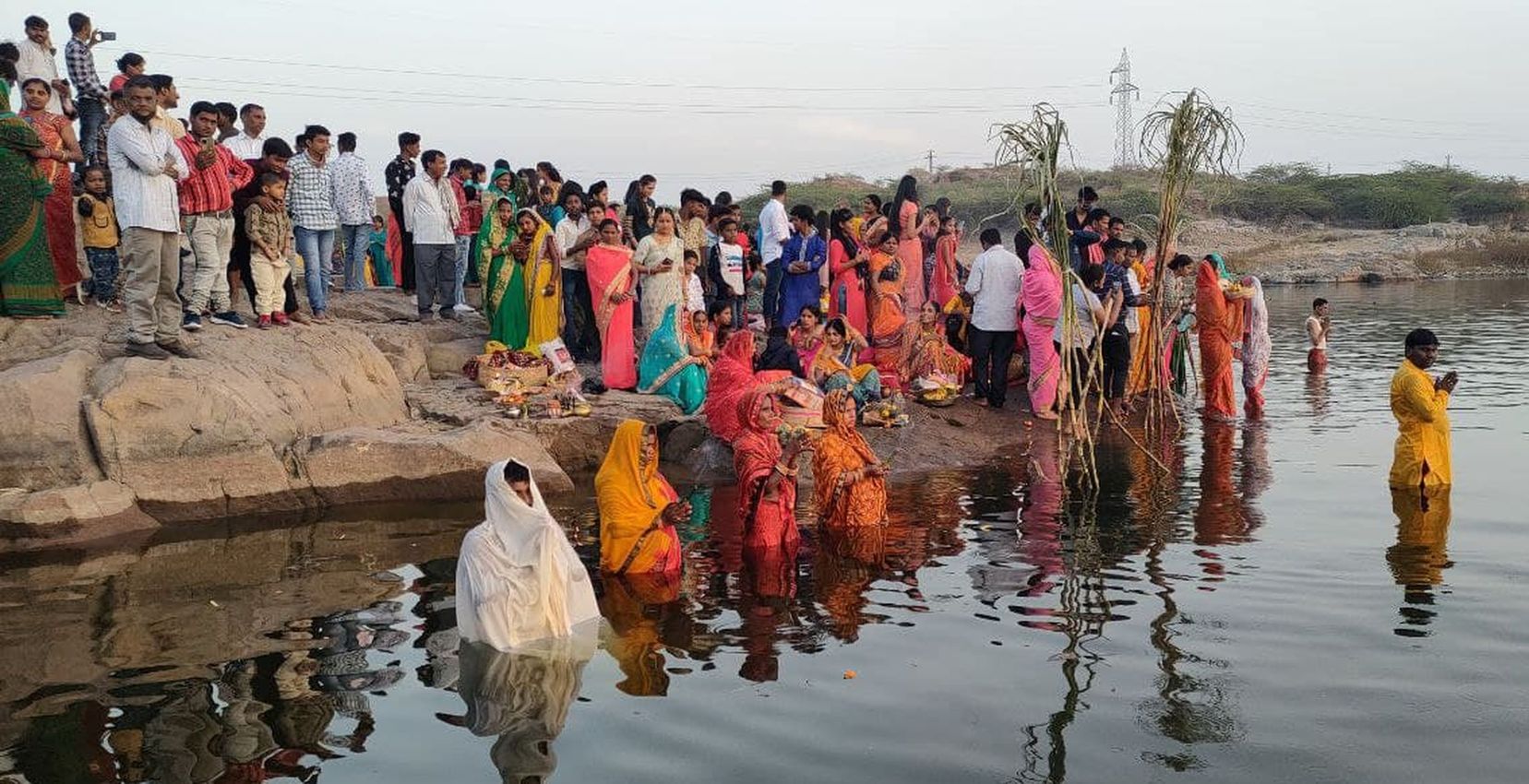 Watch- छठ पूजन पर व्रती महिलाओं ने दिया अस्तांचलगामी सूर्य को अर्ग्य