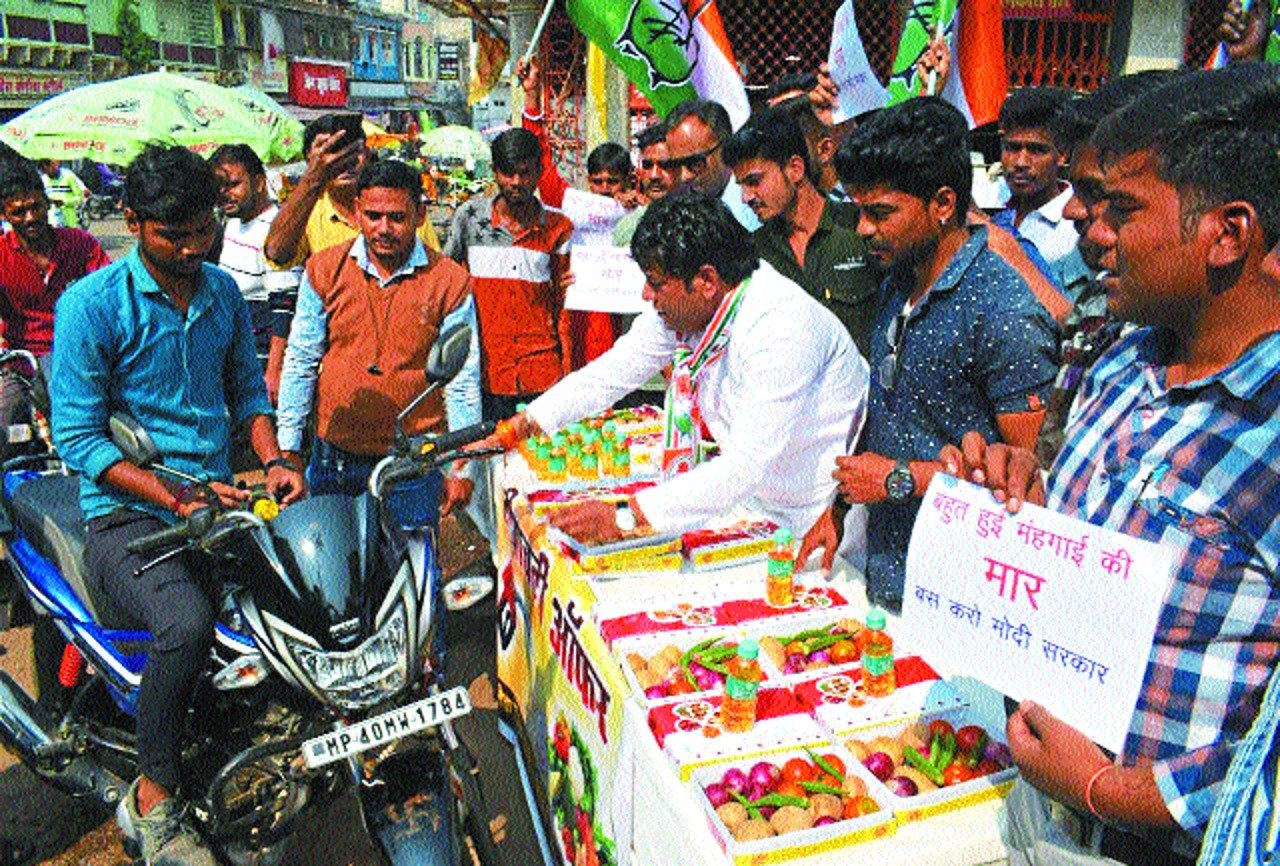 Diwali Gift : 250 ग्राम पेट्रोल के साथ मिठाई के डिब्बे में रखकर बांटी सब्जियां