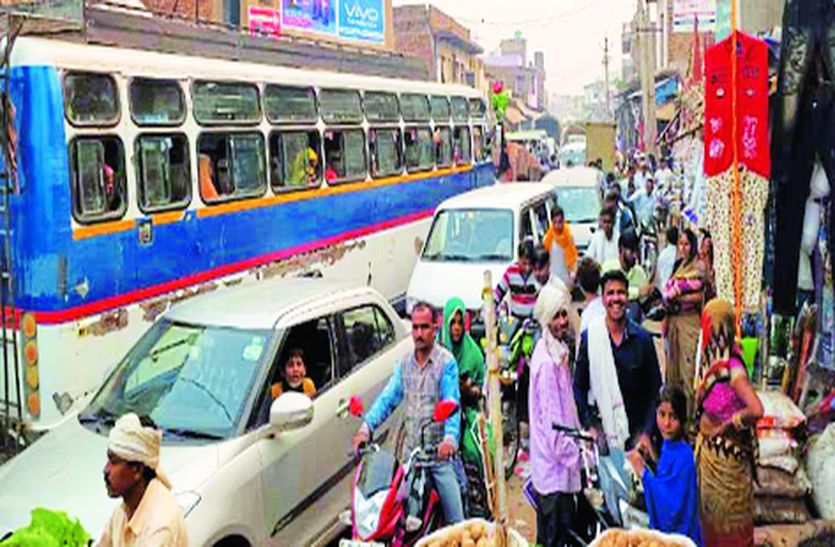 जाम से जूझ रहा सैंपऊ कस्बा , दुकानदार परेशान