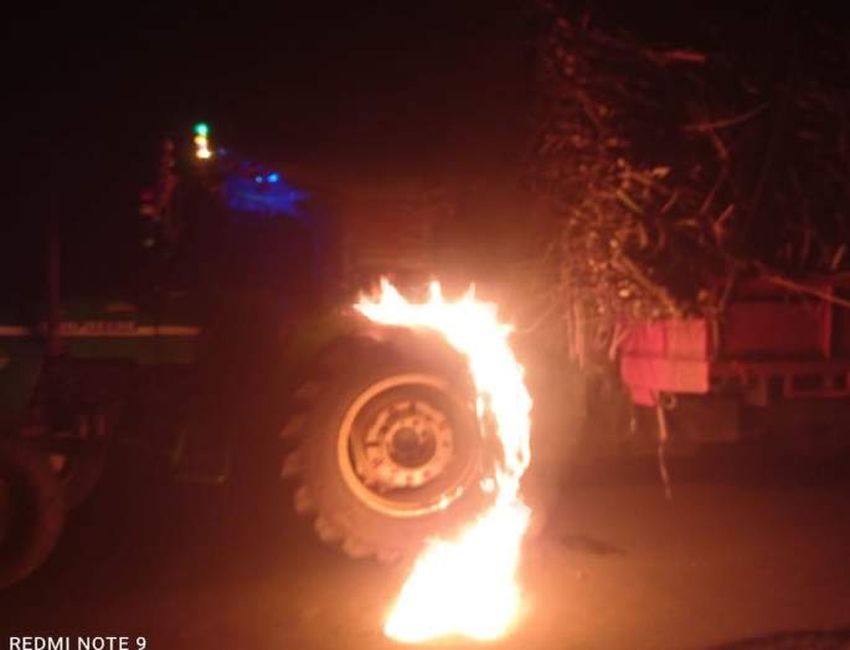 सांगली जिले में गन्ना यातायात के ट्रेक्टर जलाए