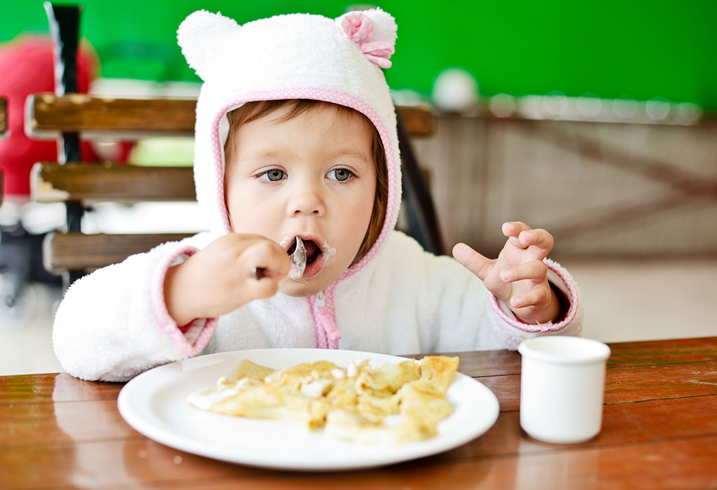 सर्दियों में शिशु को जुकाम-खांसी से बचाने के लिए खिलाएं ये 5  फूड्स