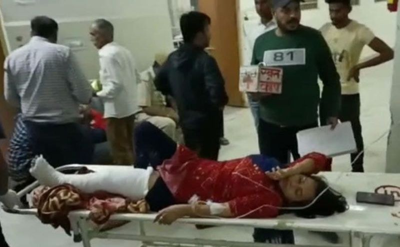 सडक़ हादसे में तीन सैलानियों की मौत, तीन जने घायल