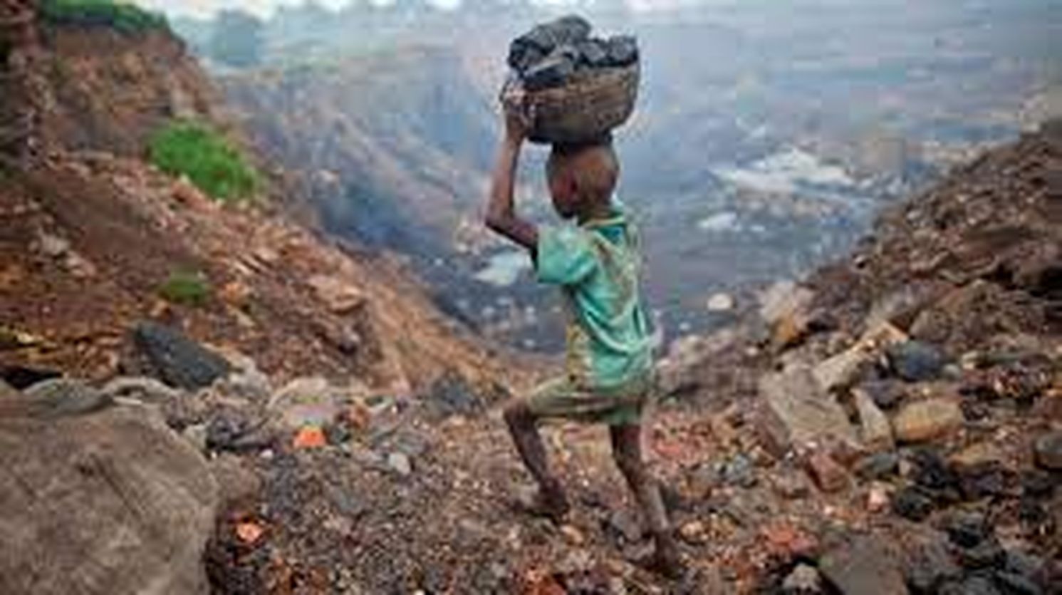 मजबूरी का नासूर: बाल श्रम तोड़ रहा बचपन