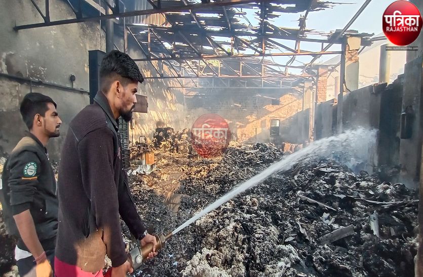 VIDEO : पाली : 24 घंटे तक सुलगती रही रुई की गांठें, दो गोदाम व 90 लाख की रुई स्वाह