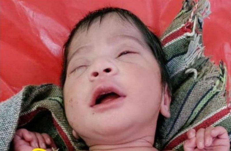 दोपहर 2 बजे कोने में बच्ची की रोने की आवाज सुनकर लोगों ने पहुंचाया अस्पताल