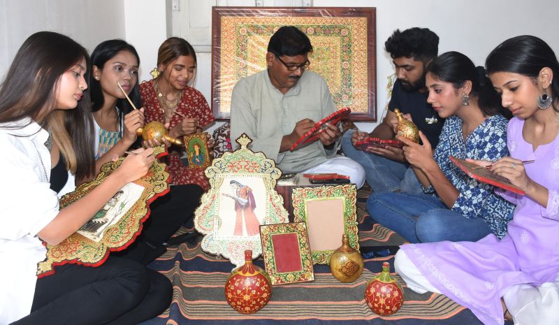 देशभर से युवा आने लगे बीकानेर की उस्ता कला सीखने, लुप्त हो रही कला फिर जीवंत होने लगी