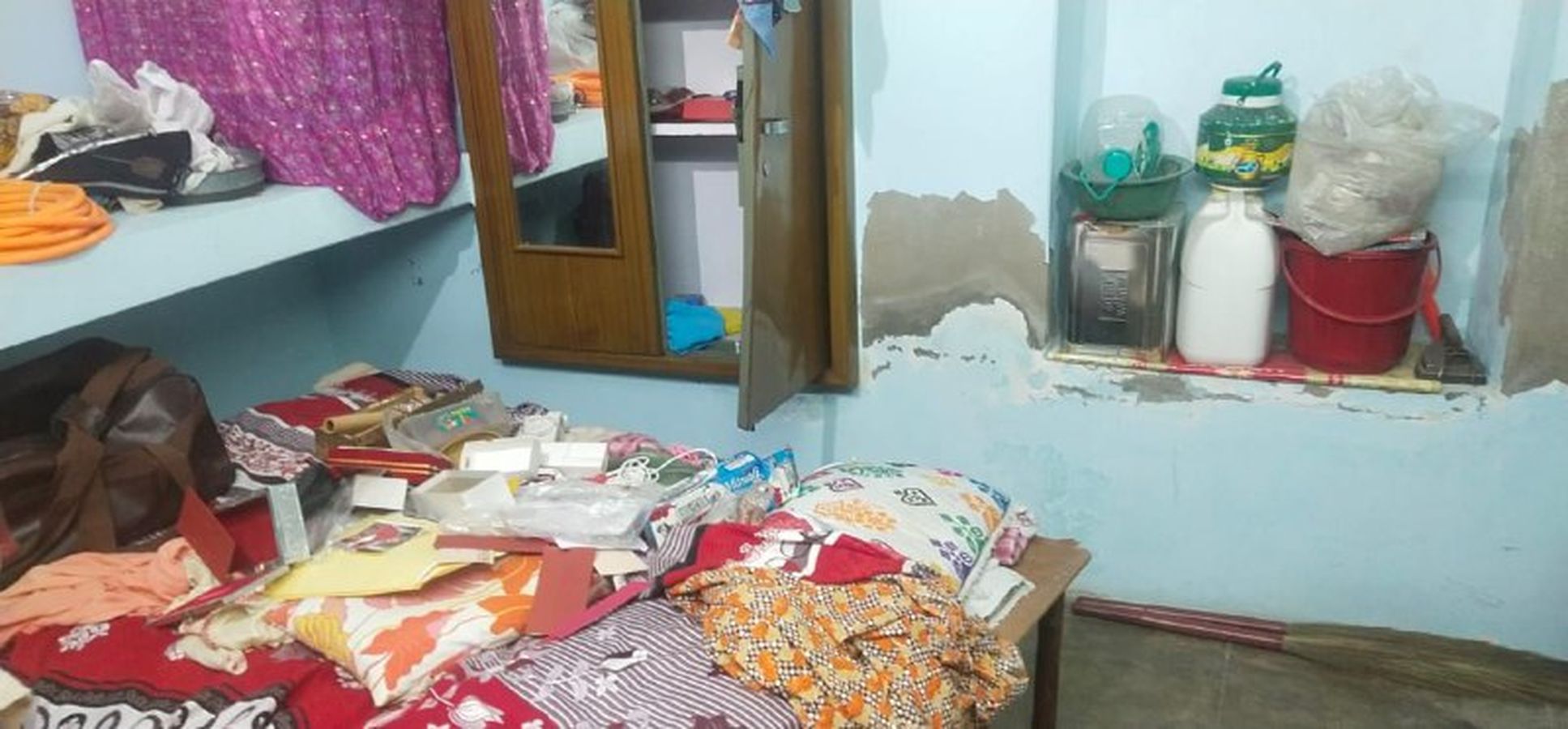 सूने मकान से लाखों के जेवर व हजारों रुपए चोरी