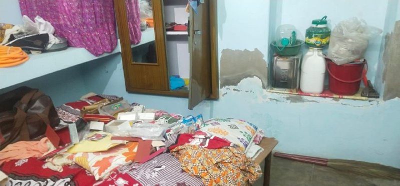 सूने मकान से लाखों के जेवर व हजारों रुपए चोरी