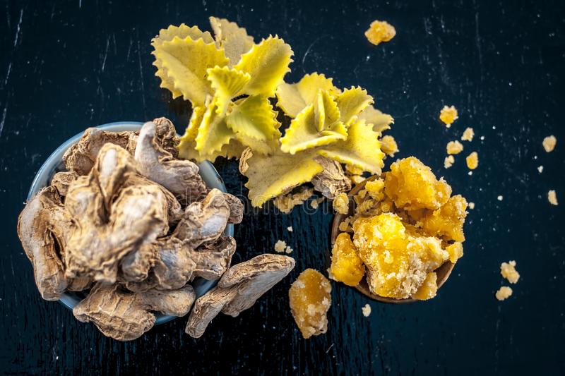 Jaggery and Ginger Benefits: सर्दियों में रोजाना गुड़ और अदरक का सेवन करने से दूर होती है बीमारियां