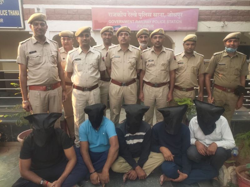 एसी कोच में महिला के 20 तोला जेवर चोरी, पांच गिरफ्तार