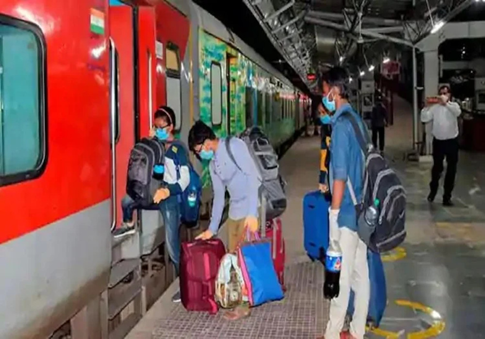 श्रीकाशी महाकाल एक्सप्रेस और लखनऊ शटल सुपरफास्ट ट्रेन संचालन को हरी झंडी