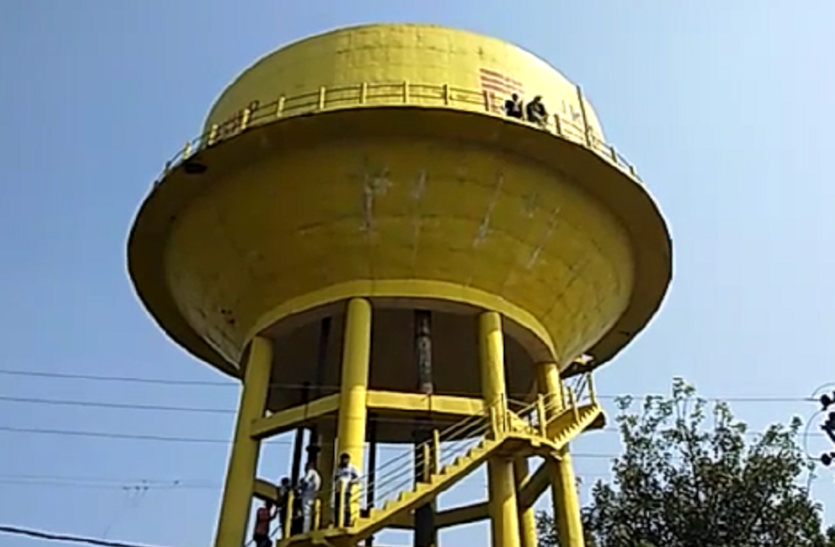 video story : बेटियों को लेकर पानी की टंकी पर चढ़ी महिला