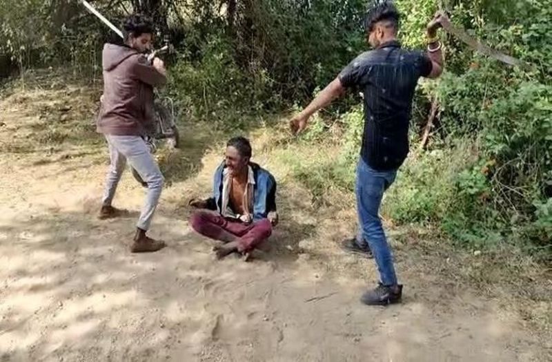 मानसिक विक्षिप्त को दो युवकों ने बेल्ट एवं लकड़ी से पीटा