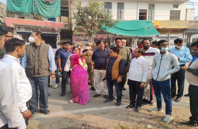 निगम दस्ते का विरोध, वाहनों में तोड़फोड़