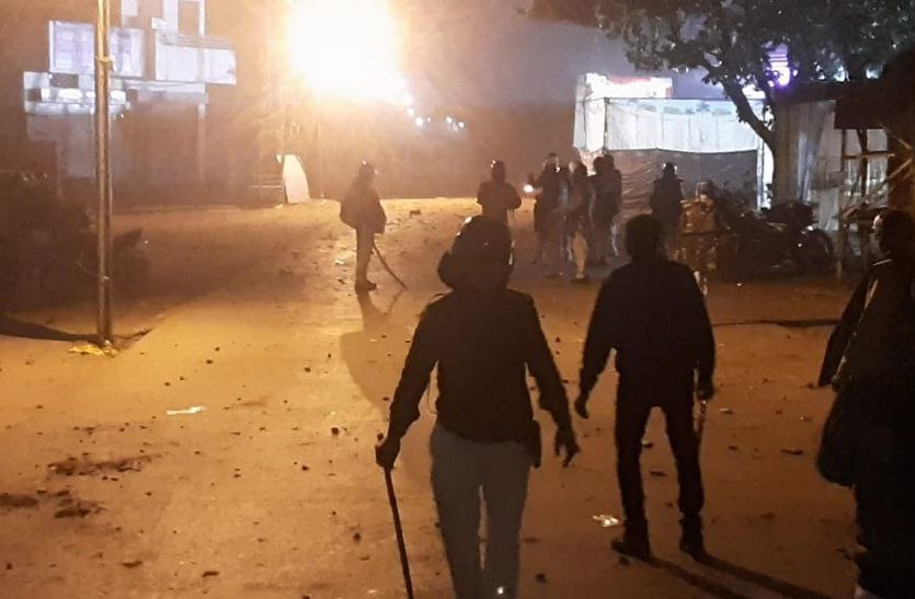 खंडवा में मैरिज रिसेप्शन के दौरान उपद्रव, दो पक्षों में पथराव, फूंके वाहन, शहर में हाईअलर्ट