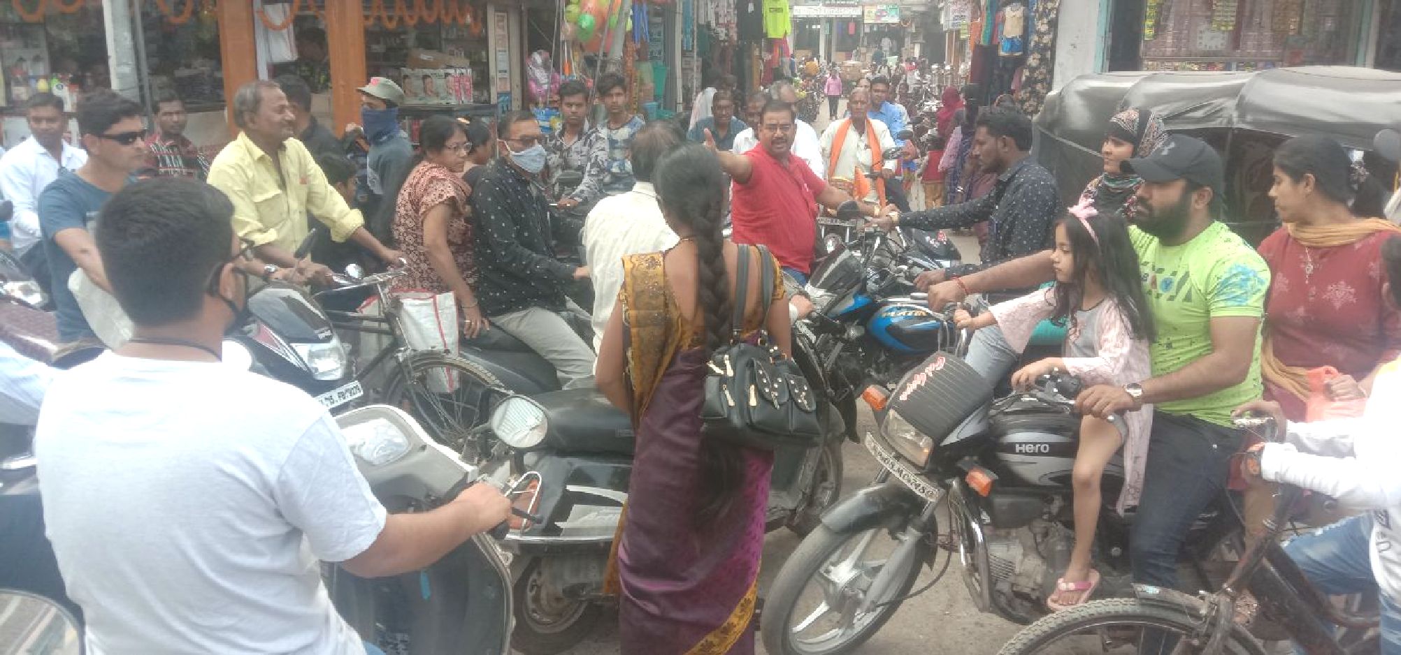 Traffic system deteriorated due to crowd of buyers in the market