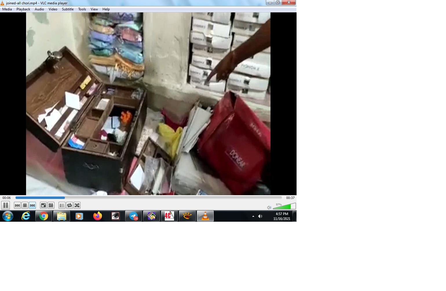 तीन दुकानों में ताले तोडक़र नकदी चुरा ले गए चोर। देखे वीडियो