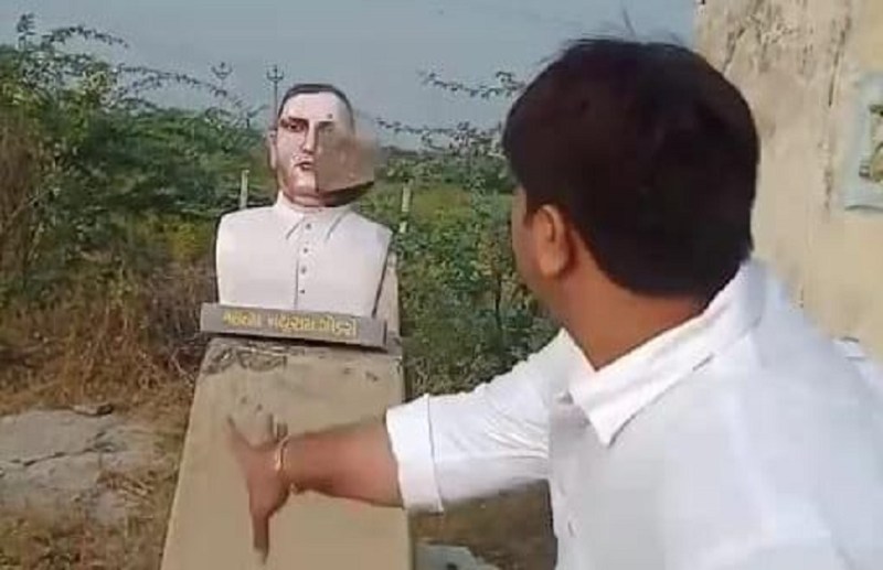 जामनगर में कांग्रेस कार्यकर्ताओं ने नाथूराम गोडसे की प्रतिमा तोड़ी