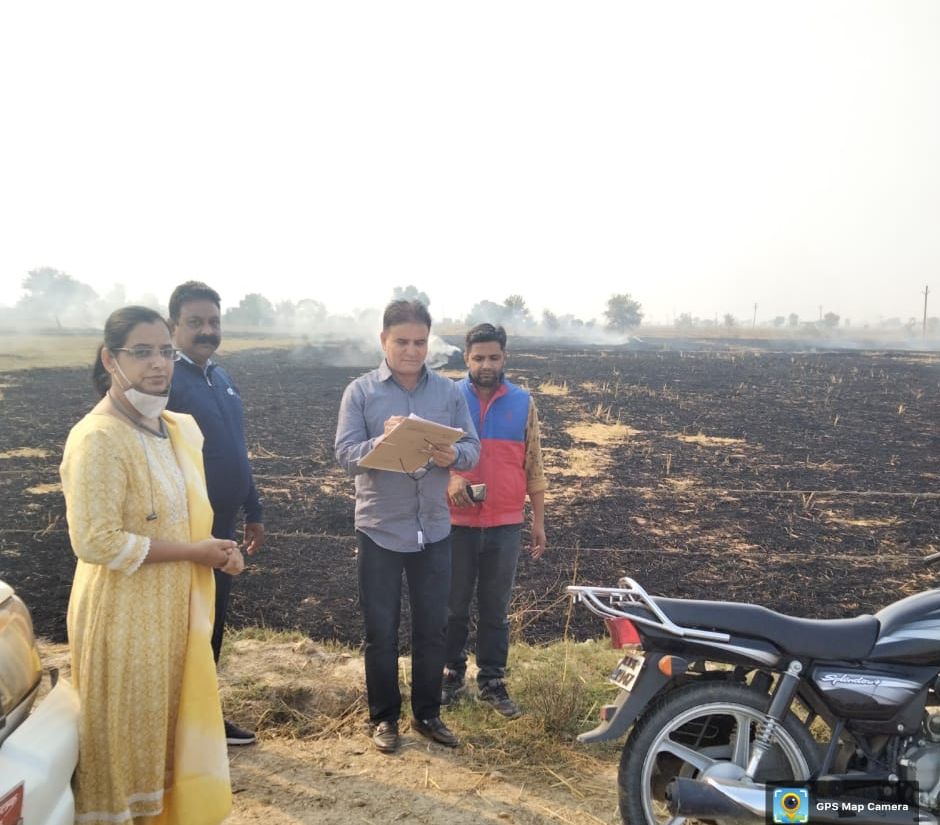 खेत में पराली जलाने पर 20 किसानों पर लगाया 2500-2500 रुपए का जुर्माना