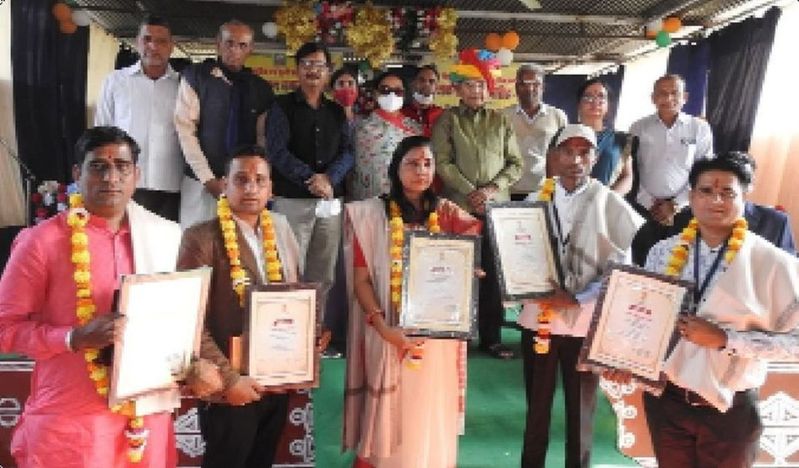 शिक्षक ही समाज को श्रेष्ठ मार्ग दिखाता है