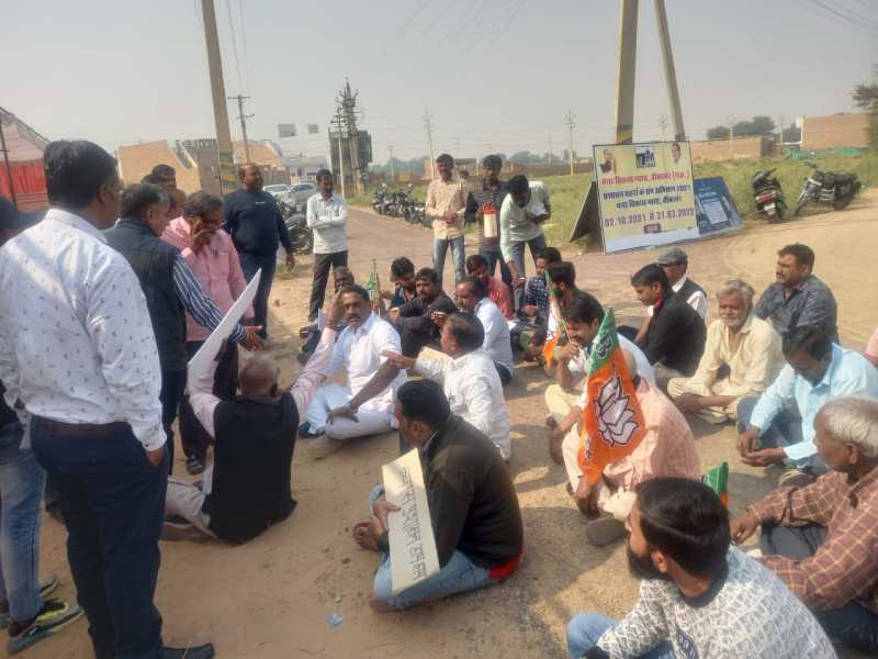 शिविर में लगे नारे, आक्रोशित लोगों ने दिया धरना