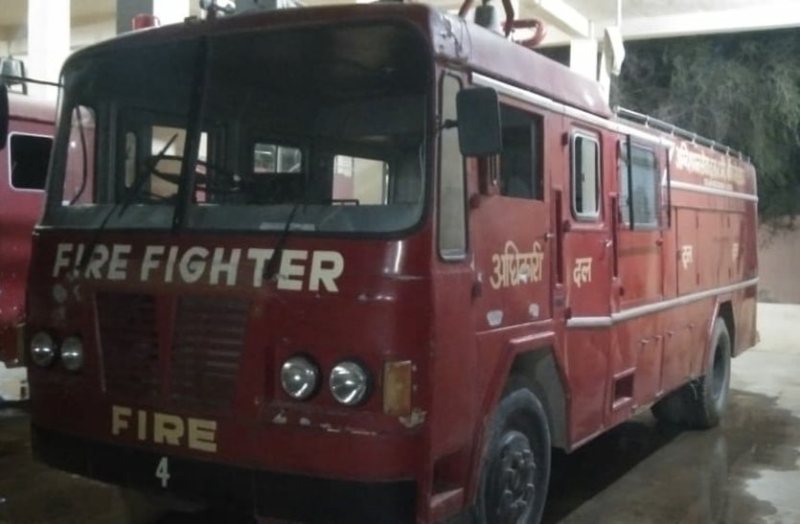 महापौर -अधिकारी घूम रहे चमचमाती गाडि़यों में, आग बुझाने के खटारा वाहन
