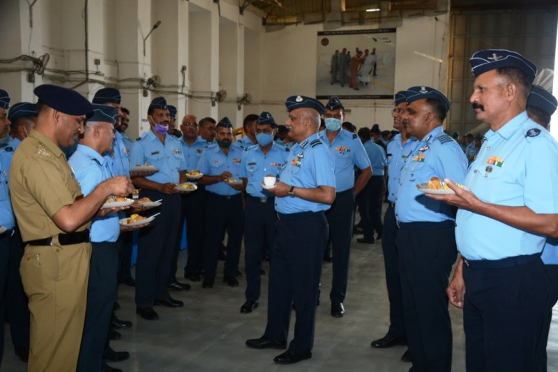 Gujarat: स्वैक प्रमुख ने नलिया वायु सेना स्टेशन का दौरा किया