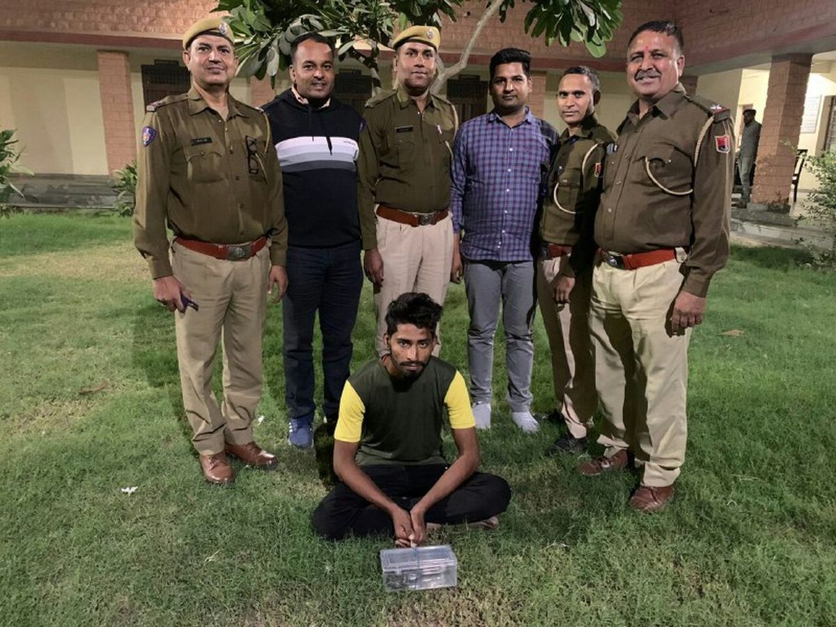 शौक-मौज में खरीदी थी पिस्तौल, बेरोजगारी में बेचने निकला तो युवक गिरफ्तार