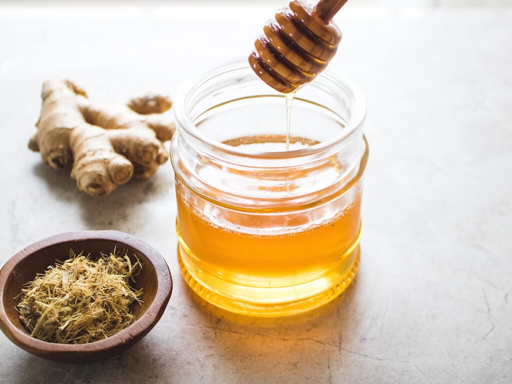 Home and natural remedies : शहद और अदरक ठंड के लिए है रामबाण