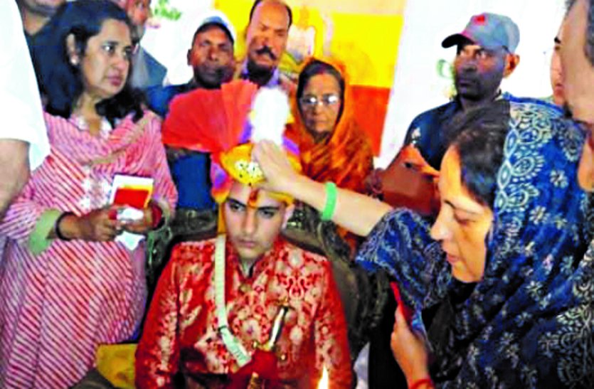 खैरागढ़ रियासत को मिला नया राजा, विधायक देवव्रत सिंह के निधन के बाद बेटे आर्यव्रत का हुआ राज तिलक