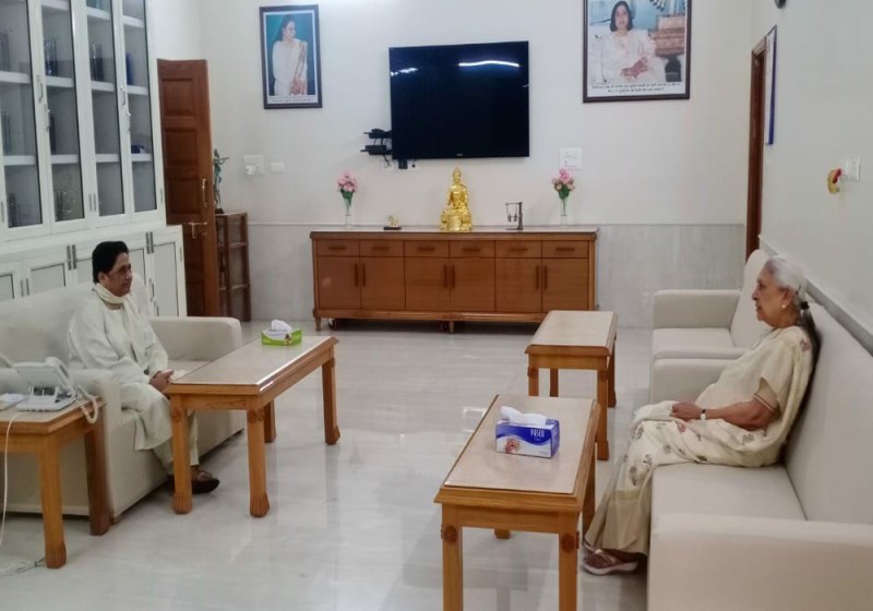 बसपा सुप्रीमो मायावती से मिलने पहुंची राज्यपाल आनंदीबेन पटेल