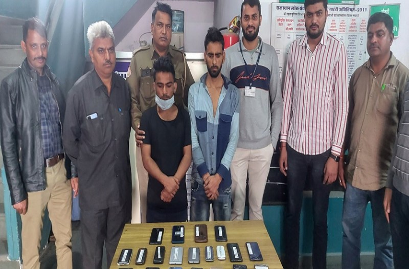 मोबाइल चोर और चोरी का मोबाइल खरीदने वाले को दबोचा