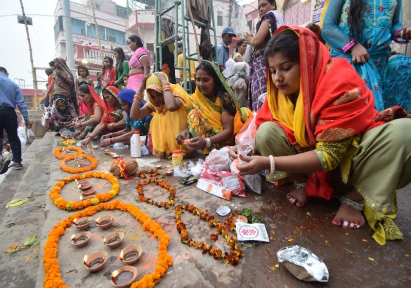 Devotees take dip of faith at Ganga Ghats and Pray for Prosperity