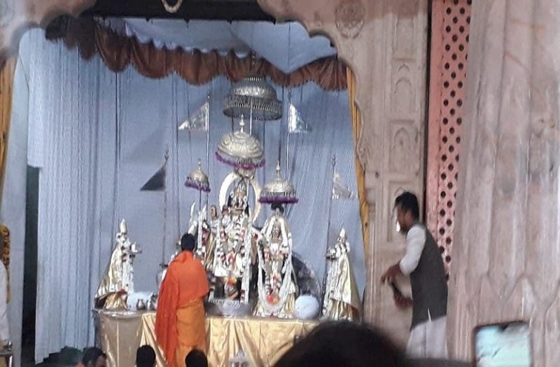 कार्तिक पूर्णिमा: गोविंद के दरबार में उमड़ा आस्था का सैलाब, शाम को सजेंगी झांकियां