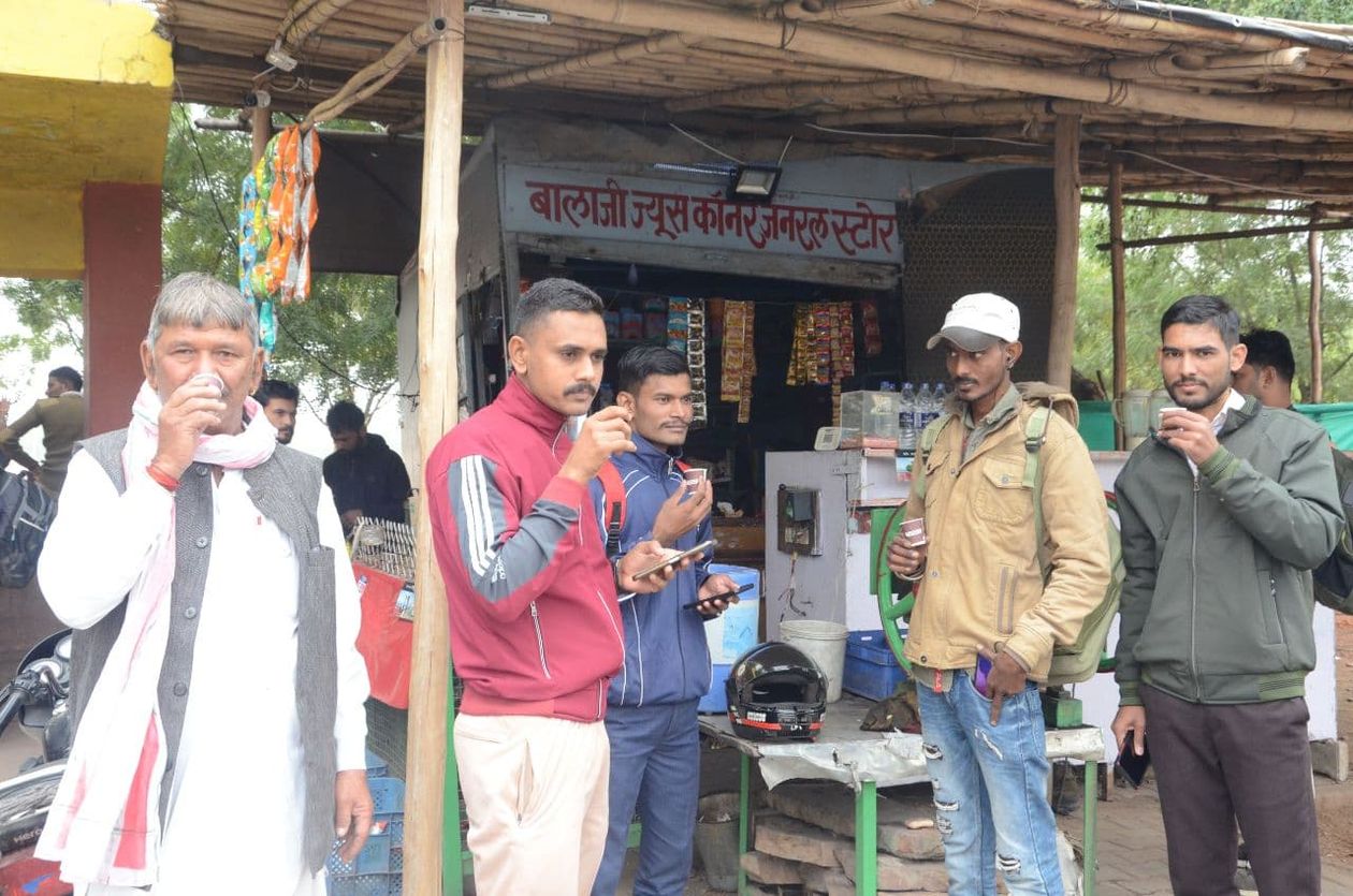 पहली बार दिन में ठिठुरन का अहसास, गर्म कपड़े पहनने पड़े