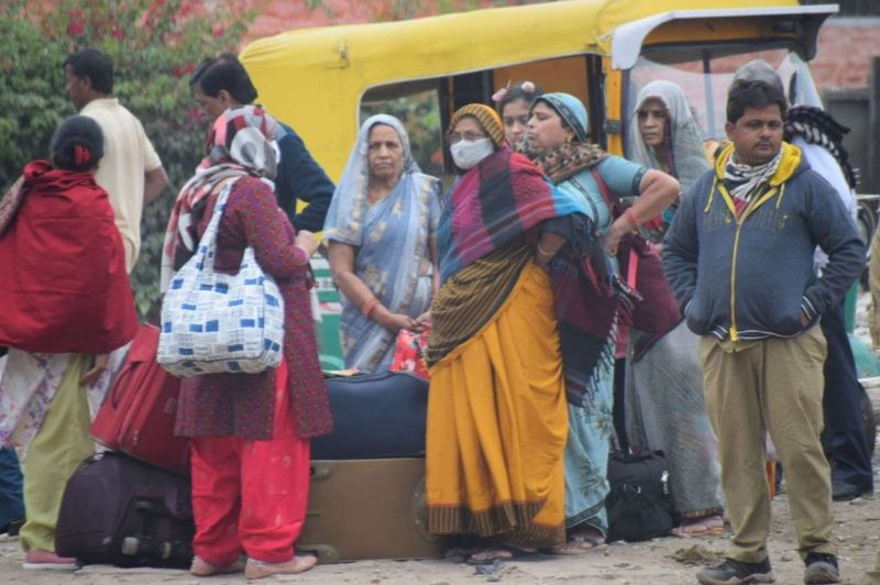 ठिठुरन का अहसास बढ़ने पर दिन में पहनने पड़े गर्म कपड़े 