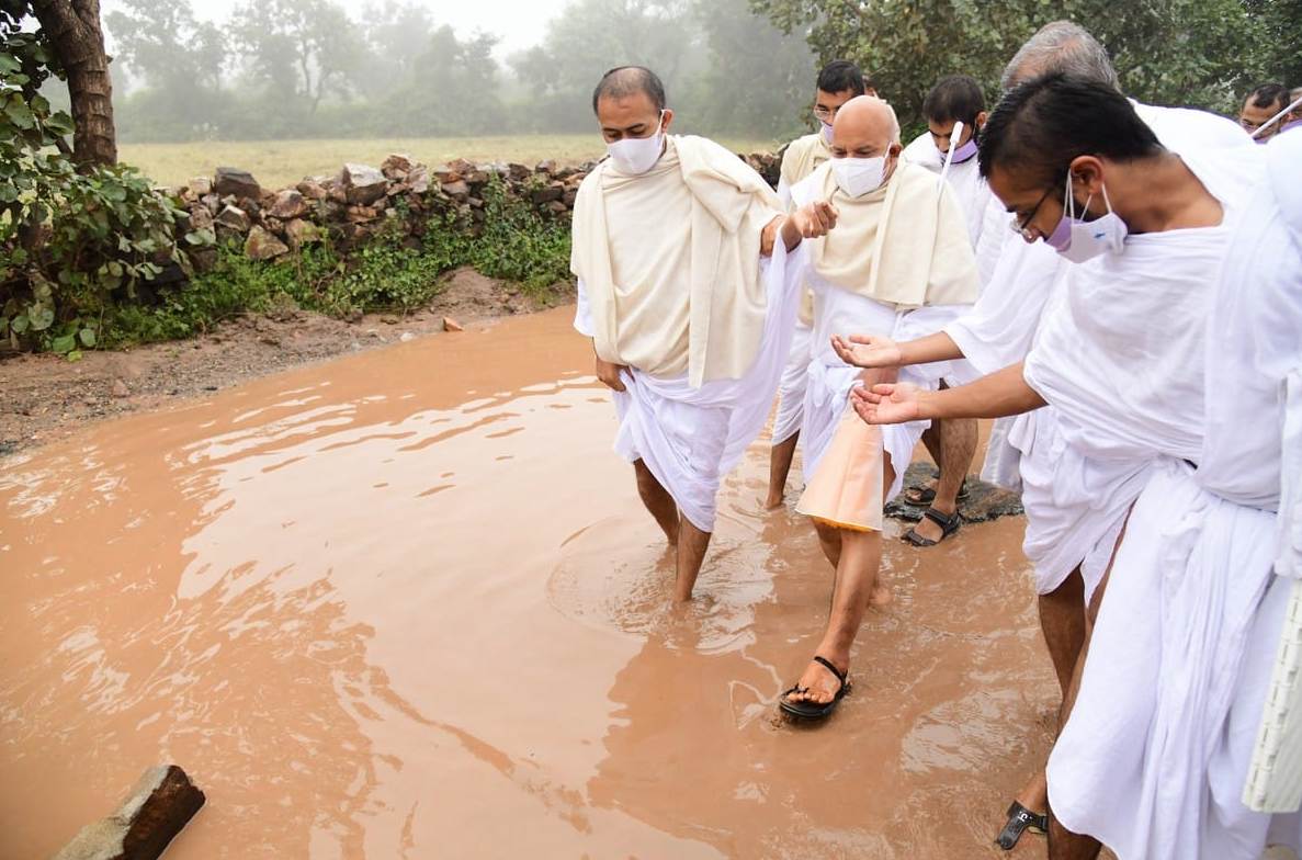दुर्गम मार्ग से भी जनकल्याण को गतिमान हुए होते हुए आचार्य पहुंचे आमा