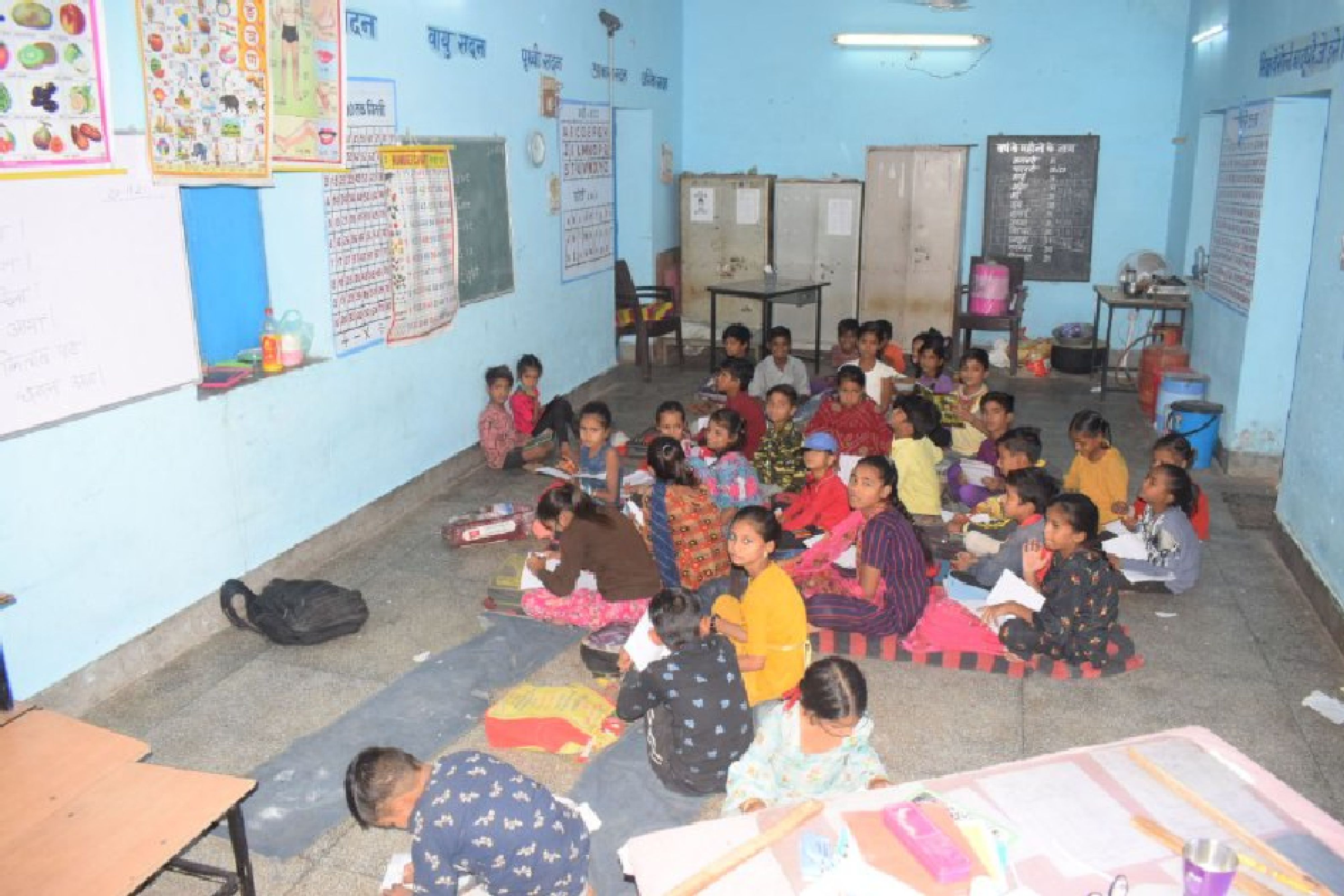 इन हालातों में तीसरी लहर आई तो ऐसी स्कूलों से कोरोना फैलना तय है
