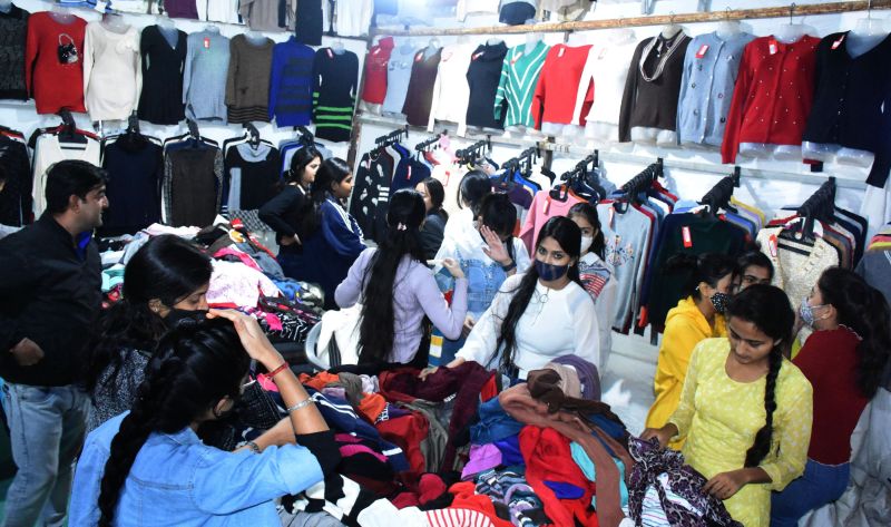 खरीदारी, मनोरंजन और फूड जोन का ले रहे आनंद