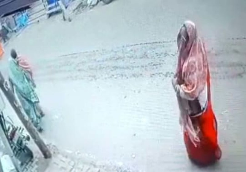 Women Thief Gang Took Away 142 Gram of Gold Jewellary