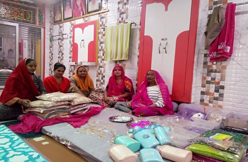 खुद का घर नहीं बसा सकते, पर 100 जोड़ों का बसाया परिवार