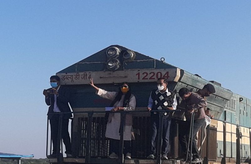 सांभर झील में बन रहे देश के पहले ट्रायल टे्रक का जोधपुर डीआरएम ने किया निरीक्षण