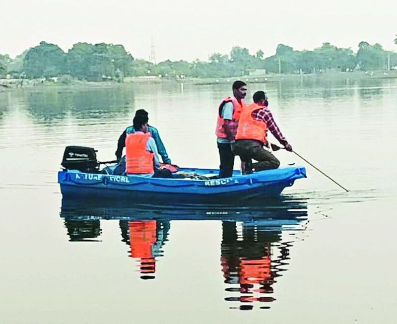 हादसों का मीठा तालाब... काका के साथ मछली लेने आया युवक नहाते समय डूबा, 24 घंटे बाद भी नहीं चला पता