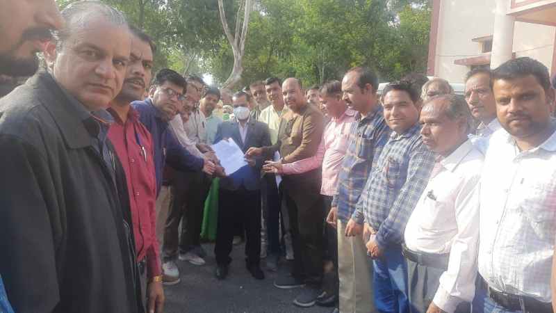 कलेक्टर ने दो स्वास्थ्यकर्मियों को किया निलंबित तो स्वास्थ्य कर्मचारियों ने टीकाकरण का किया बहिष्कार