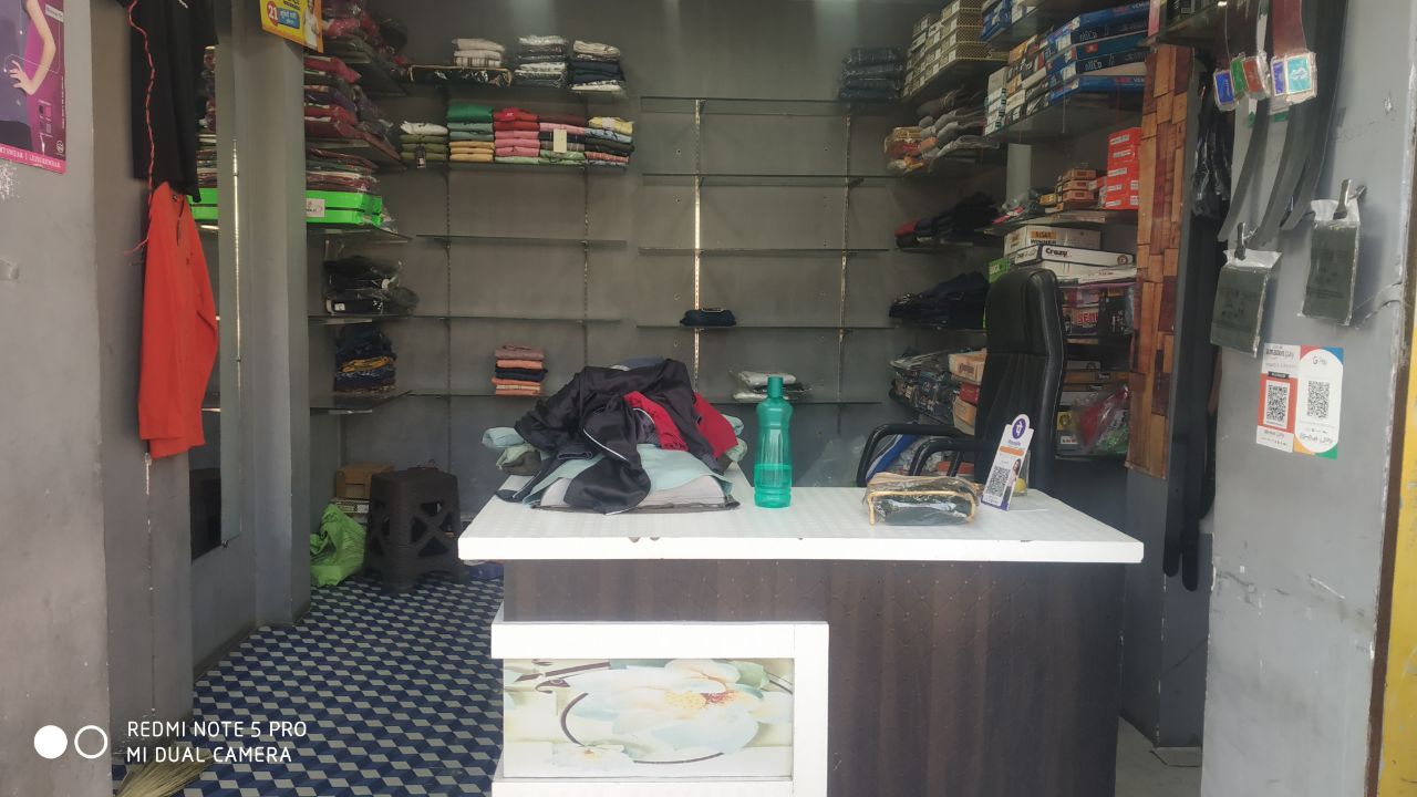 रेडीमेड कपड़ों की दुकान का शटर तोडक़र 3 लाख रुपए के कपड़े चुरा ले गए चोर