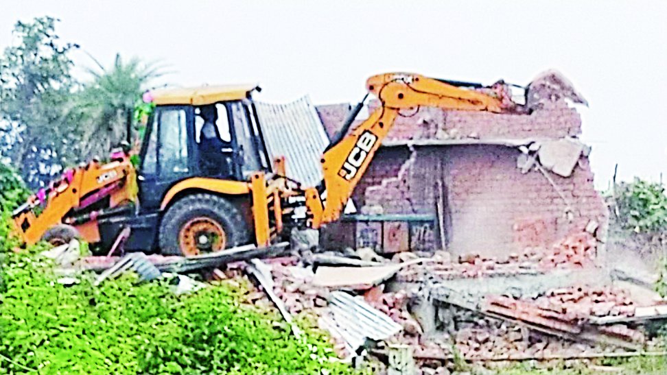 Big action of administration... Encroachment removed in presence of fo