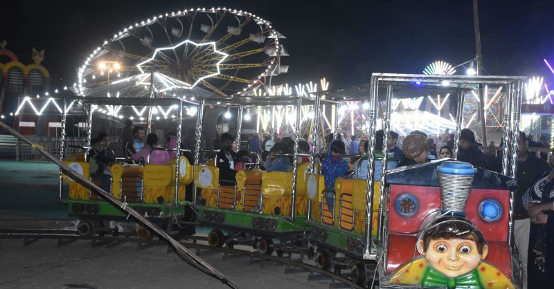 सपरिवार मनोरंजन का लुत्फ उठा रहे शहरवासी