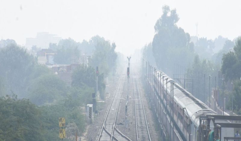 कोहरे से मुकाबले के लिए ट्रेनों में लगाए फोग सेफ्टी डिवाइस